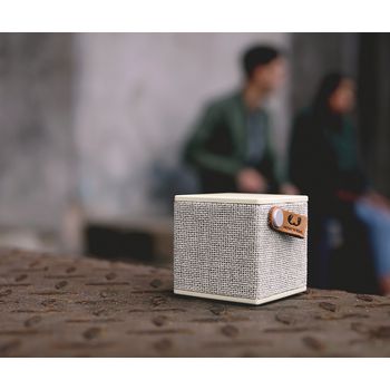 1RB1000BC Bluetooth-speaker rockbox cube fabriq edition 3 w buttercup In gebruik foto