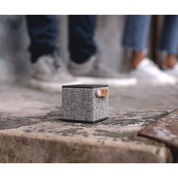 1RB1000CC Bluetooth-speaker rockbox cube fabriq edition 3 w concrete In gebruik foto