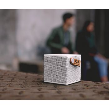 1RB1000CL Bluetooth-speaker rockbox cube fabriq edition 3 w cloud In gebruik foto