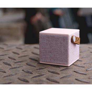 1RB1000CU Bluetooth-speaker rockbox cube fabriq edition 3 w cupcake In gebruik foto