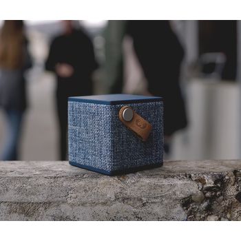 1RB1000IN Bluetooth-speaker rockbox cube fabriq edition 3 w indigo In gebruik foto