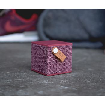 1RB1000RU Bluetooth-speaker rockbox cube fabriq edition 3 w ruby In gebruik foto