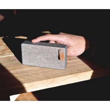 1RB2500CC Bluetooth-speaker rockbox slice fabriq edition 6 w concrete In gebruik foto