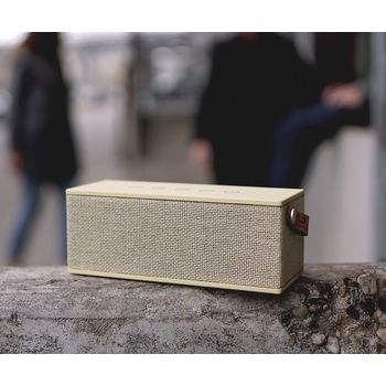 1RB3000BC Bluetooth-speaker rockbox brick fabriq edition 12 w buttercup In gebruik foto