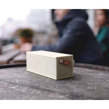 1RB3000BC Bluetooth-speaker rockbox brick fabriq edition 12 w buttercup In gebruik foto
