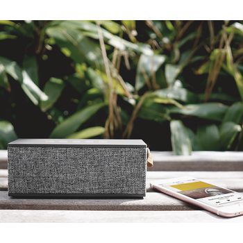 1RB3000CC Bluetooth-speaker rockbox brick fabriq edition 12 w concrete In gebruik foto