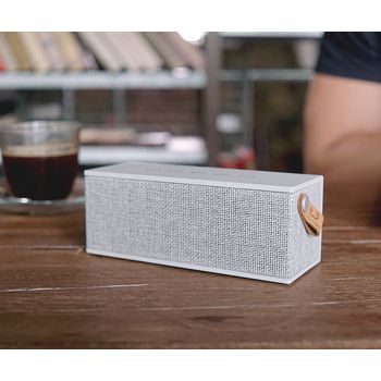 1RB3000CL Bluetooth-speaker rockbox brick fabriq edition 12 w cloud In gebruik foto