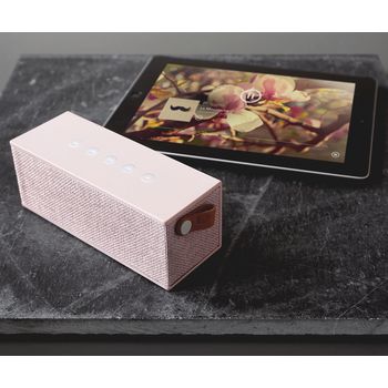 1RB3000CU Bluetooth-speaker rockbox brick fabriq edition 12 w cupcake In gebruik foto