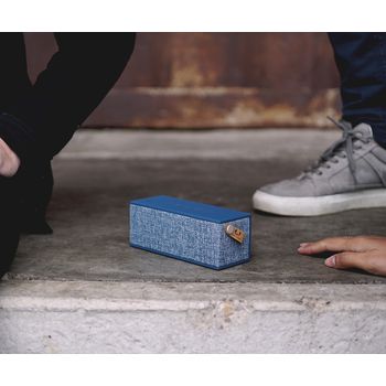 1RB3000IN Bluetooth-speaker rockbox brick fabriq edition 12 w indigo In gebruik foto