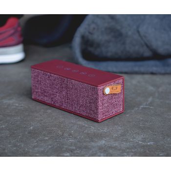 1RB3000RU Bluetooth-speaker rockbox brick fabriq edition 12 w ruby In gebruik foto