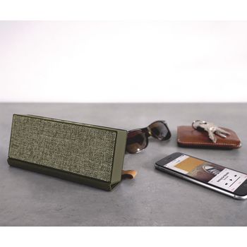 1RB4000AR Bluetooth-speaker rockbox fold fabriq edition 10 w army In gebruik foto