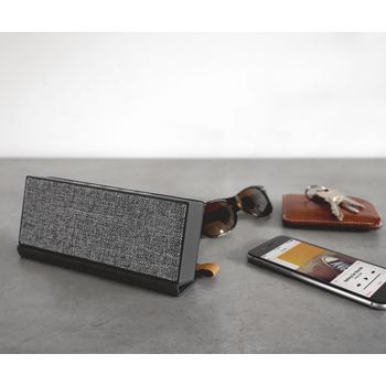 1RB4000CC Bluetooth-speaker rockbox fold fabriq edition 10 w concrete In gebruik foto