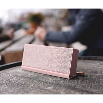 1RB4000CU Bluetooth-speaker rockbox fold fabriq edition 10 w cupcake In gebruik foto