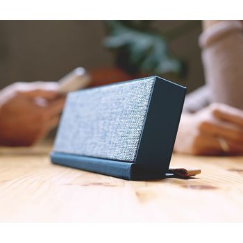 1RB4000IN Bluetooth-speaker rockbox fold fabriq edition 10 w indigo In gebruik foto