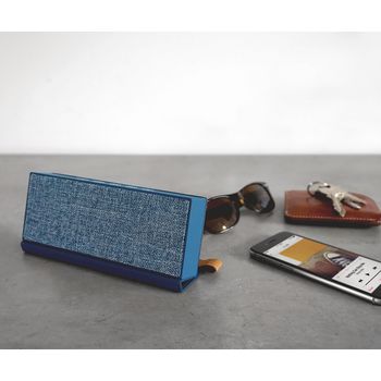 1RB4000IN Bluetooth-speaker rockbox fold fabriq edition 10 w indigo In gebruik foto