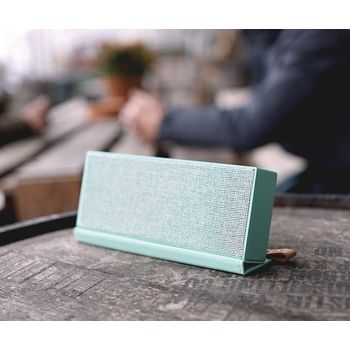 1RB4000PT Bluetooth-speaker rockbox fold fabriq edition 10 w peppermint In gebruik foto