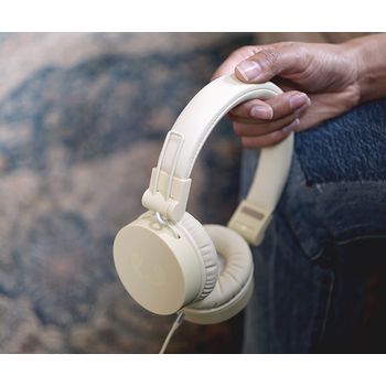 3HP100BC Caps headset on-ear 3.5 mm ingebouwde microfoon 1.2 m buttercup In gebruik foto
