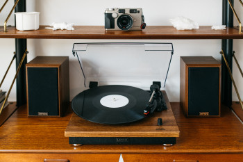 LS-100WD Platenspeler met bluetooth-ontvangst en twee houten speakers Product foto