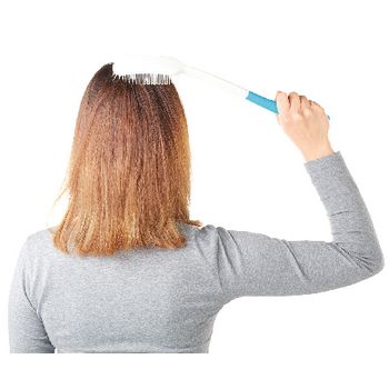 VIT-70110110 Haarverzorgingshulpmiddel - borstel In gebruik foto