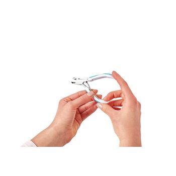 VIT-70110590 Hulpmiddel lichaamsverzorging - nagelknipper In gebruik foto